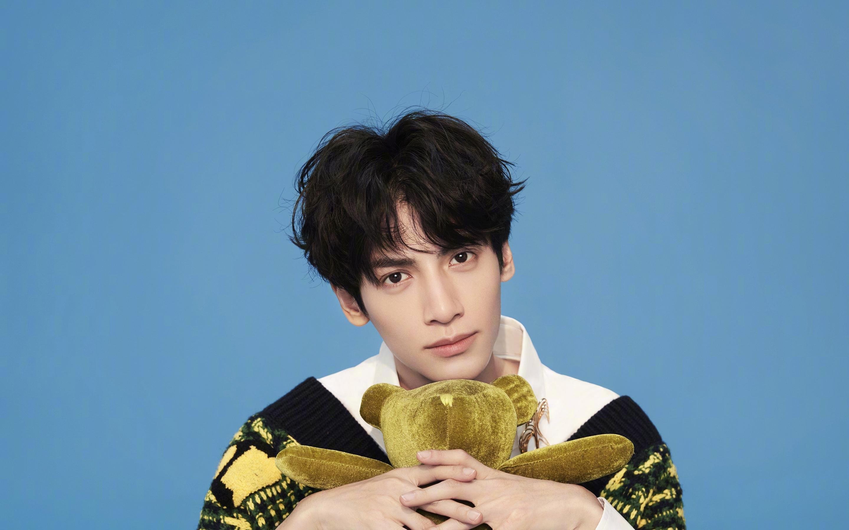 2016年季后赛:面对雷霆的“生死战”,库里挺身而出,投中多个超远距离三分,赢得“最佳表现”