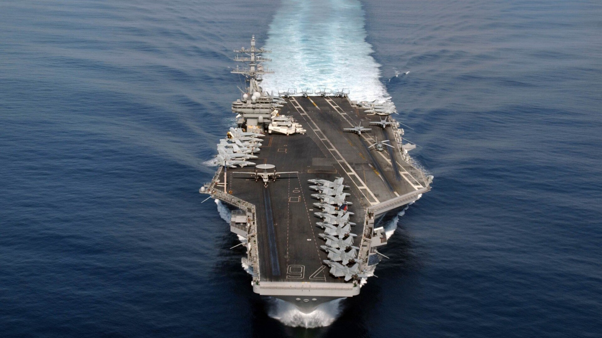 《虚拟偶像荧幕助阵电竞比赛,明星效应持续扩大》,虚拟偶像舞台